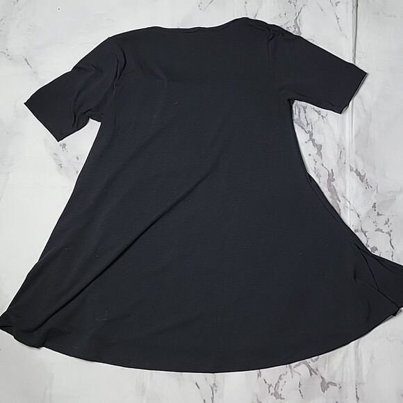 LulaRoe Solid Black Perfect Tee - Picture 3 of 3